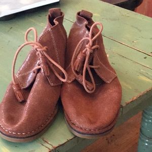 Hush Puppies - new like condition - size 8 wide